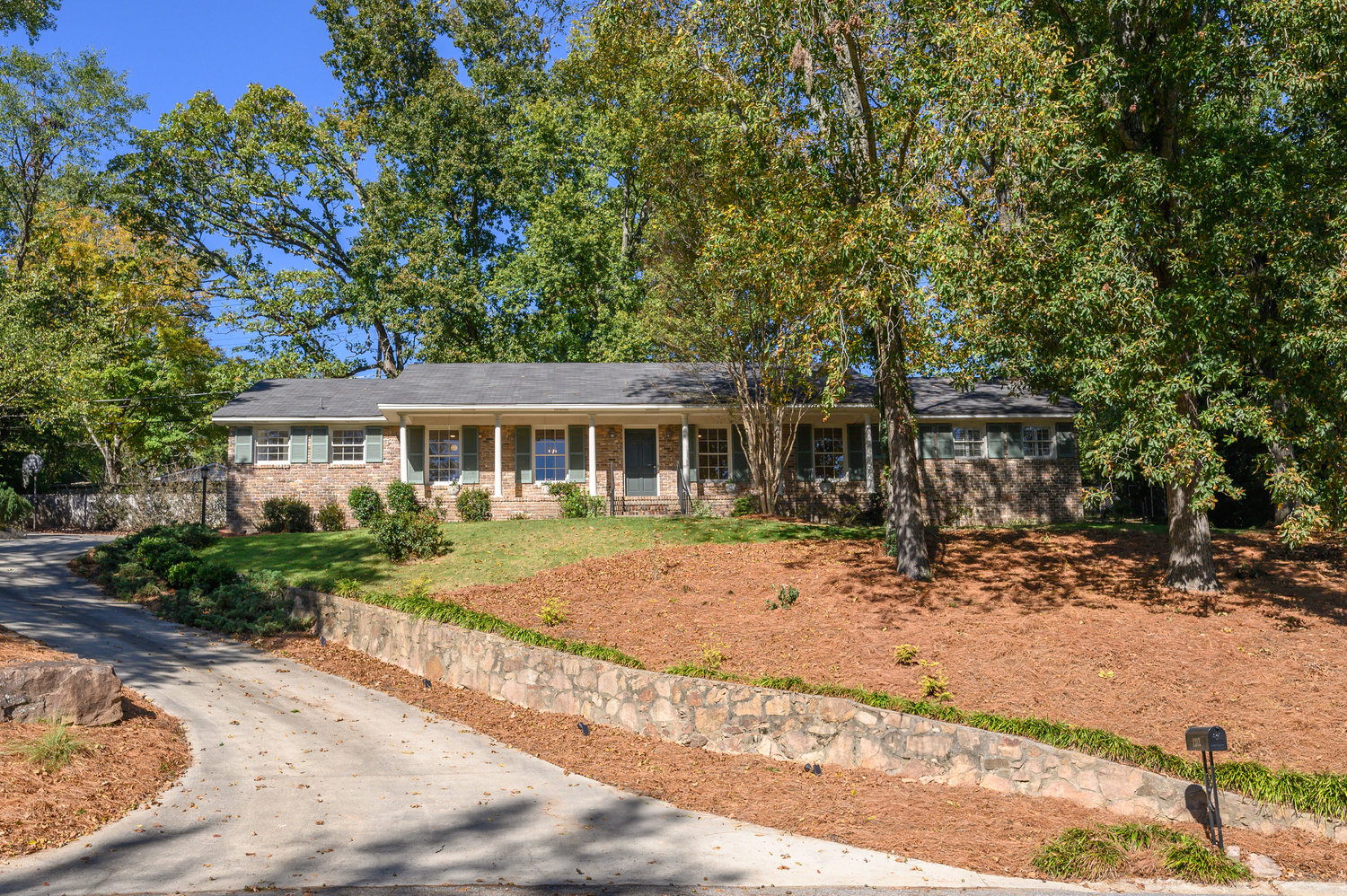 Virtual Tour of Birmingham Metro Real Estate Listing For Sale | 1312 Round Hill Road, Vestavia Hills, AL 35216