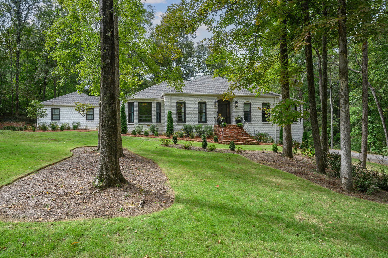 Virtual Tour of Birmingham Metro Real Estate Listing For Sale | 2608 Rillwood Road, Vestavia Hhills, AL 35243