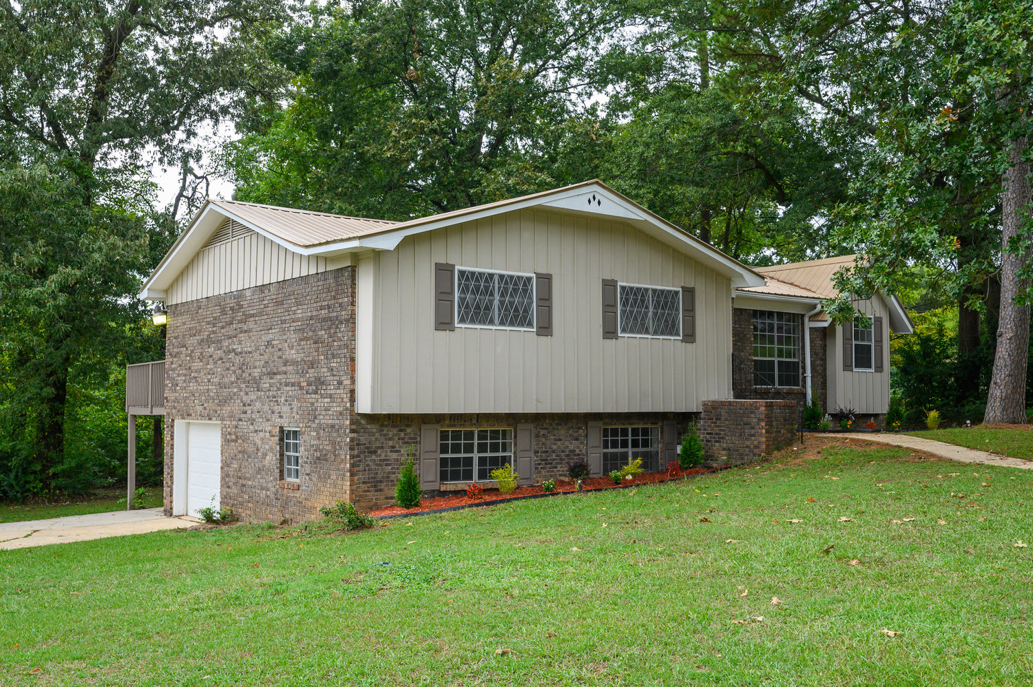 Virtual Tour of Birmingham Metro Real Estate Listing For Sale | 521 Fair Oaks Drive, Fairfield, AL 35064